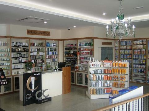 Interiorismo Farmacia Santa Cruz_Oleiros_Interior expositor