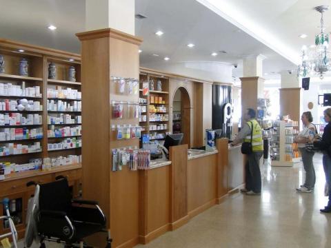 Interiorismo Farmacia Santa Cruz_Oleiros_Interior mostrador