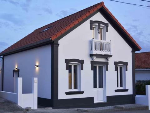 fachada principal negro y blanco teja ventanas